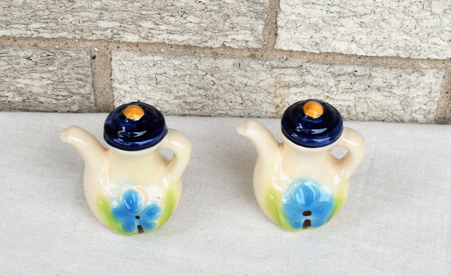 Salt & Pepper Tea Pot Shakers