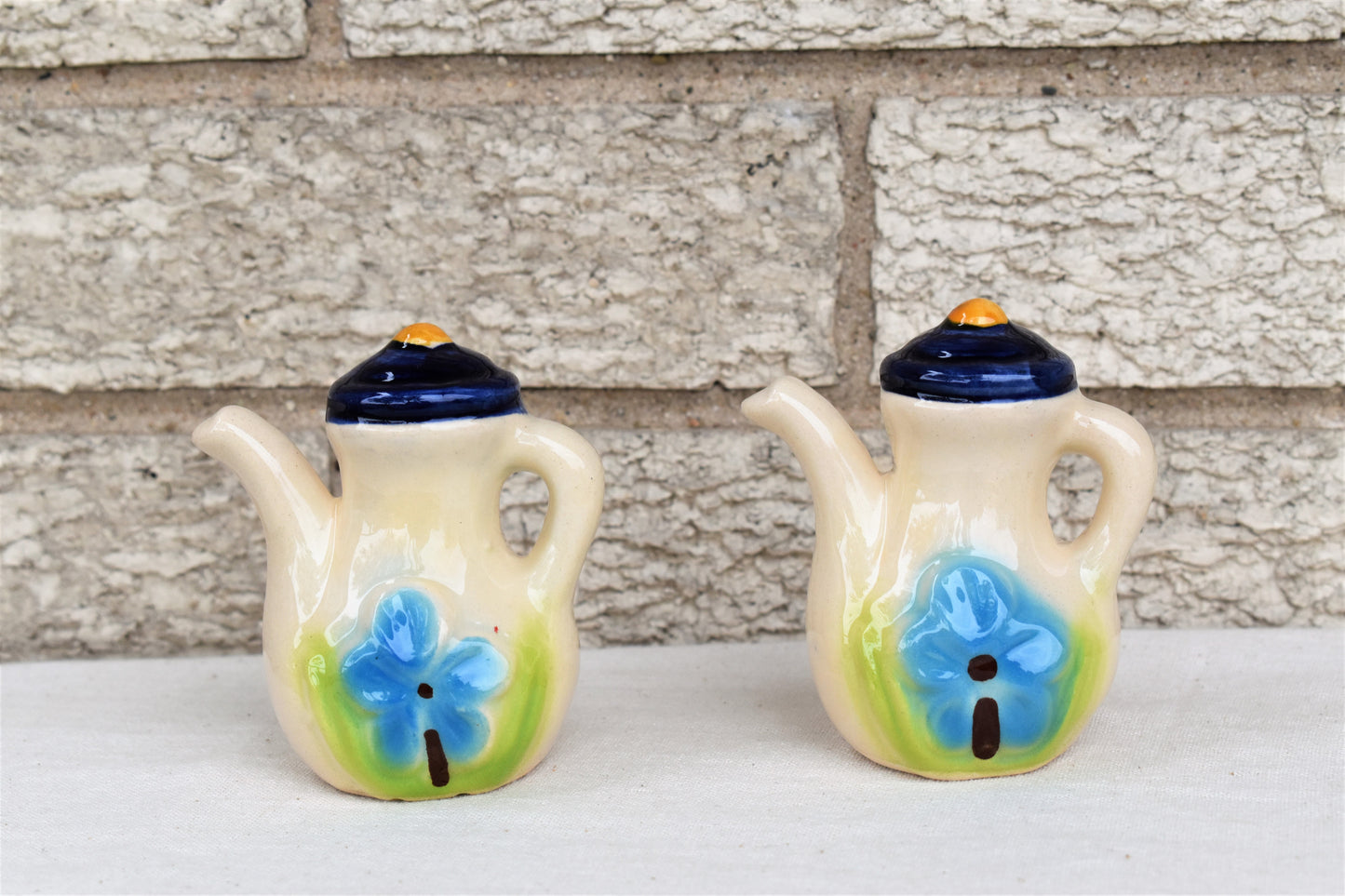 Salt & Pepper Tea Pot Shakers